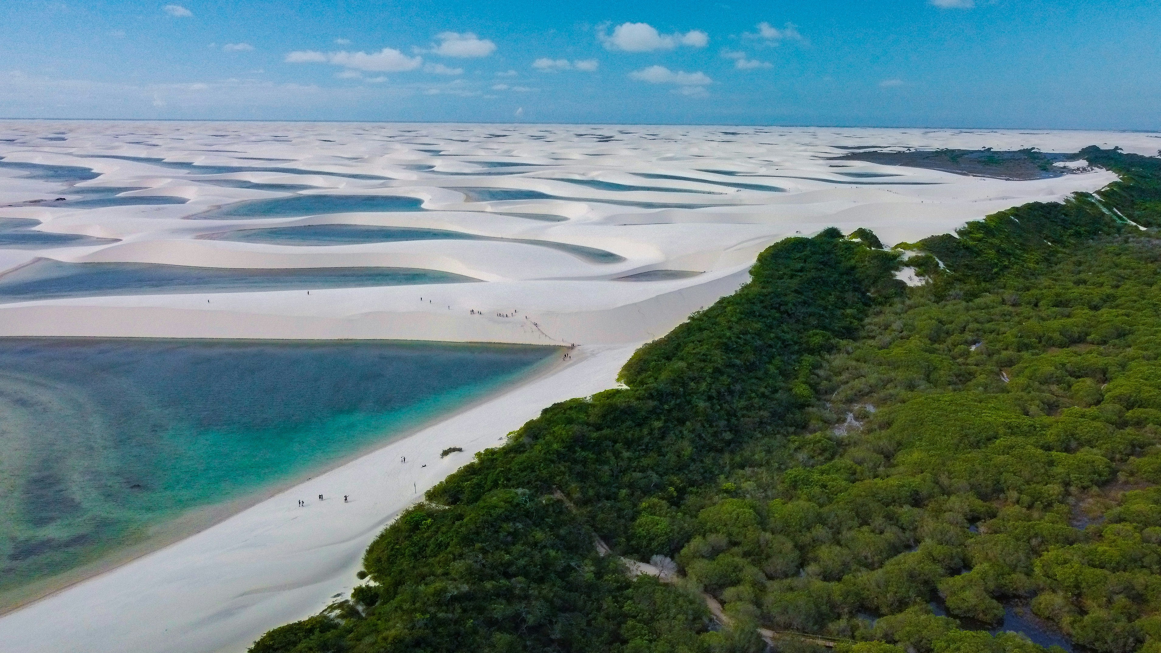 A beautiful picture of 'Lençóis maranhenses' with freshwater lakes in its dunes!